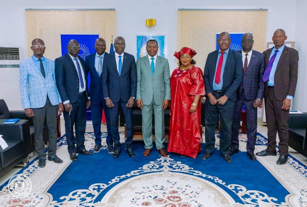 𝐃𝐈𝐀𝐋𝐎𝐆𝐔𝐄 𝐄𝐓 𝐑𝐄𝐒𝐏𝐎𝐍𝐒𝐀𝐁𝐈𝐋𝐈𝐓𝐄́ : 𝐋𝐄 𝐏𝐑𝐄𝐌𝐈𝐄𝐑 𝐌𝐈𝐍𝐈𝐒𝐓𝐑𝐄 𝐑𝐄𝐂̧𝐎𝐈𝐓 𝐋’𝐔𝐍𝐈𝐎𝐍 𝐃𝐄𝐒 𝐉𝐎𝐔𝐑𝐍𝐀𝐋𝐈𝐒𝐓𝐄𝐒 𝐓𝐂𝐇𝐀𝐃𝐈𝐄𝐍𝐒